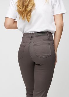 Perfect Jeans - Slim - Thunders are the perfect gray-brown slim fit jeans for women. The color Thunders is our beautiful gray hue with a deep hint of brown, complementing any outfit and occasion. They are crafted from a special material that makes them super stretchable and incredibly comfortable. Our slim jeans for women are high-waisted and feature a close-fitting silhouette that accentuates your body shape without being as tight as skinny jeans. Designed to be long-lasting, these jeans retain Jeans Models, Present Perfect, Unique Fits, Womens Capris, Perfect Jeans, World Of Color, Ravens, Slim Jeans, Danish Design