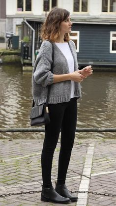 Flat Ankle Boots Outfit, Classy Cubicle, Minimalist Moda, Scandi Chic, Slouchy Cardigan, Cooler Style, Wardrobe Goals