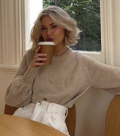 Blonde Outfit Ideas Aesthetic, Blonde Short Hair Outfits, Bob Hairstyle Aesthetic, Short Buttery Blonde Hair, Woman Short Blonde Hair, Light Blonde Short Hair, Short Hairstyle Women Blonde, Short Wavy Blonde Hair, Strawberry Blonde Short Hair