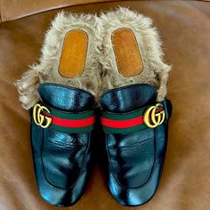 Gucci Princetown Black Leather Loafers W/Fur Authentic Gg Logo Mules Size 9 Men Used In Great Condition Black Leather Loafers For Winter, Black Leather Winter Loafers, Casual Black Gucci Loafers, Gucci Casual Black Loafers, Gucci Black Loafers With Leather Lining, Gucci Slip-on Loafers For Business, Gucci Black Flat Loafers, Gucci Men's Round Toe Mules, Luxury Gucci Leather Tassel Loafers