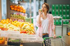 Woman buying at grocery store Free Photo Healthy Grocery Shopping, Healthy Groceries, All Fruits, Super Healthy Recipes, February 22, Best Fruits, Week Meal Plan, Grocery Shop, Paper Bags