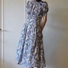 大正洋装な花柄ヴィンテージワンピース Retro Floral Dress, Classical Dress, Vintage Dress Blue, Vestidos Retro, White Short Sleeve Blouse, Floral Pattern Dress, Floral Retro, Vestidos Vintage, Styl Retro