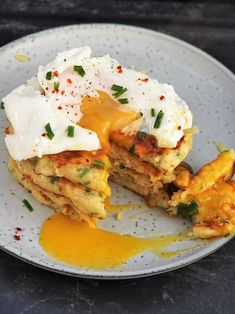 a plate that has some kind of food on top of it with an egg in the middle