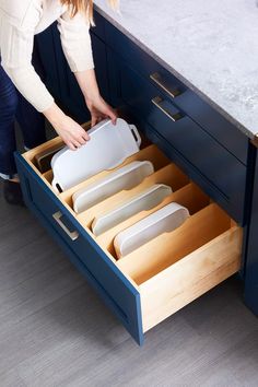 kitchen organization ideas - kitchen drawer for bakeware Kitchen Drawer Organizers, Spice Organization Drawer, Pantry Drawers, Utensil Drawer, Kitchen Design Diy, Best Kitchen Cabinets, Small Kitchen Storage, Kitchen Cabinet Drawers, Kitchen Organization Diy