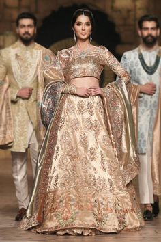 Pakistani Bridal Lehnga Choli in Gold Color with Magnificent Look emblazoned with beautiful embroidery work. Buy Pakistani Lehnga Choli in USA Online. Nilofer Shahid, Designer Lehnga Choli, Dresses Pakistani, Bridal Couture Week, Designer Party Dresses, Traditional Bride, Pakistani Bridal Dresses, Pakistani Bridal Wear, Fancy Dress Design