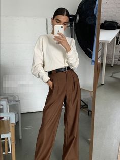 Brown Pants Outfit, Outfits Bonitos, Dark Autumn, Thrifted Outfits, Brown Outfit, Brown Pants, Mode Inspo, 가을 패션, Work Outfits Women