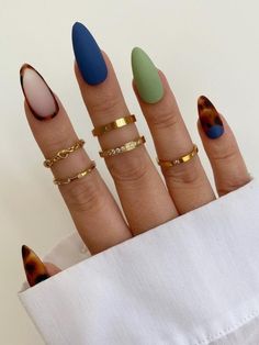 Fall is a season that brings a sense of warmth and coziness. It's the time to bid farewell to bright summer shades and welcome deeper, more sophisticated colors on your nails. Classy fall nail ideas c Fall Nail, Fall Nail Designs, French Tip Nails, Manicure E Pedicure, Matte Nails