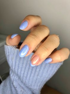 unha em gel azul, delicada com detalhes 🦋 Blue Nails, Gel Nails, Blue