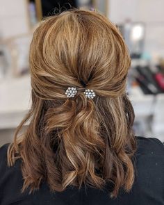 Half Up Half Down Wedding Hair Medium Length Mother, Mother Is The Bride Hairstyles, Hairstyles For Mothers Of The Bride, Wedding Hair Fir Mother Of The Bride, Wedding Hairstyles Mog, Half Up Mob Hair, Simple Mother Of The Groom Hairstyles, Mother Of Groom Half Up Half Down Hair, Half Up Dos For Shoulder Length Hair