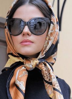 silk scarf as a chic hair accessory. Different ways to wear silk scarves Hijab Stile, Estilo Hijab, Head Scarf Tying, Hair Scarf Styles, Head Scarf Styles, Ways To Wear A Scarf, How To Wear A Scarf, Scarf Outfit, Wearing Sunglasses