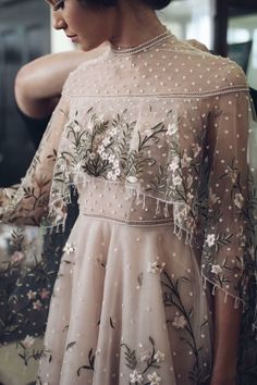 Embroidered Wedding Dress, 파티 드레스, Embroidered Wedding, Beauty Dress, Van Cleef Arpels, Trend Fashion, Simple Weddings, Couture Collection, Womens Fashion Trends