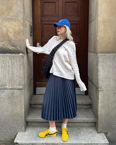 Pleated Long Skirt Outfit, Long Pleated Skirt Outfit, Pleated Maxi Skirt Outfit, Onitsuka Tiger Outfit, Yellow Shoes Outfit, Linda Sza, Pleated Skirt Outfit, Loose Pullover Sweater, Long Skirt Outfits