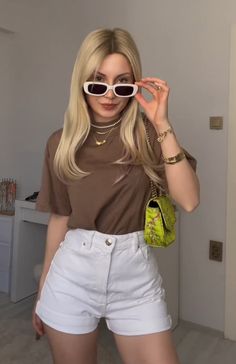 Brown Shorts Outfit Aesthetic, Ideas De Outfits Juveniles Verano, Outfit Con Short Blanco, Outfits Con Short Blanco, Outfits Calor, Casual Oufits, Outfit Verano