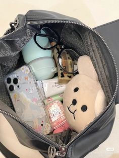 Inside Bag Aesthetic, What's In My Purse, What's In My Bag, School Bag Essentials, Sac Diy, Purse Essentials, Handbag Essentials