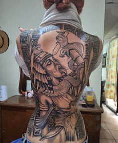 Tatuaje espalda cleopatra Fullback Tattoo Design Women, Egyptian Back Tattoo, Whole Back Tattoo Women, Back Piece Tattoos For Women, Tattoo Espalda Mujer, Cleopatra Tattoo, Nefertiti Tattoo, Egyptian Tattoos, Indian Tattoo Design