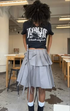 Skirts With Pleats, Pleated Wrap Skirt, Skirt Layering Outfit, Layered Pleated Skirt, Skirt Over Pants, Layer Skirt, Looks Street Style, Skirt Design