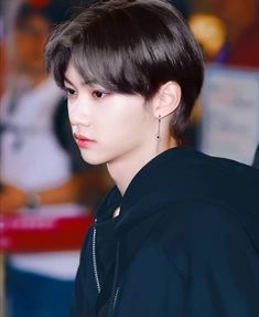 🖇️pwet ni dwekkiﾐ ᵔᵕᵔ on Twitter: "lee felix black hair supremacy! ctto. PREPARE FOR GLORY #SKZKingdomINTROStage #StrayKids #스트레이키즈 @Stray_Kids… " Korean Haircut, V Cute, New Gods, Teen Fiction, Instagram Girls, Korean Music, Homeless Children, Felix Stray Kids, Rap Monster