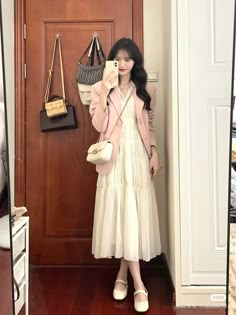 Modest Korean Fashion, Korean Minimalist Outfit, Outfits Aesthetic Skirt, Skirt Outfits Indian, Skirt Outfits Spring, Skirt Outfits Winter, Skirt Outfits Black Women, Korean Skirt Outfits, Winter Skirt Outfits