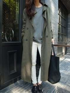 www.redreidinghood.com Fashion Meaning, Green Trench Coat, Looks Street Style, Mode Inspo, Looks Chic, Inspired Outfits, Inspiration Mode, Looks Style, Mode Inspiration