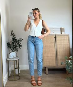 Emily James (@itsemilyjames) • Fotos e vídeos do Instagram Wear To Work Summer Outfits, Old Navy Style, Summer Work Outfits Jeans, Jean Casual Outfit, Chic Mom Outfits, Mom Jeans Fashion, Jeans Reto, Waistcoat Outfit, Mom Fits