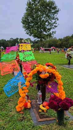 Decor ideas that others created to celebrate their loved ones Grave Decorations Cemetery, Gravesite Decorations, Cemetery Decorations, Dead Hair, Grave Decorations, Fall Flower Arrangements