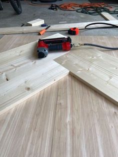 the tools are laying out on the wooden floor for making wood planks and plywood boards