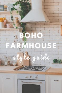 Boho Farmhouse Style Guide Boho And Farmhouse Decor, Farmhouse And Boho Style, Kitchen Theme Ideas Boho, Boho House Decor Ideas, Boho Chic Farmhouse Decor, Farmhouse Boho Kitchen Decor, Boho Farmhouse Home Decor, Natural Farmhouse Decor