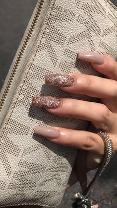 Gold glitter & nude coffin nails Tan Nail Ideas, Creative Nails, Love Nails, Acrylic Nail Designs, Nude Nails, Coffin Nails