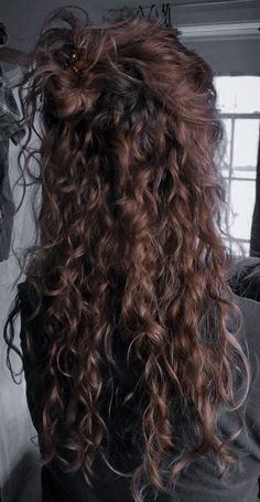 One Braid Curly Hair, Irish Curly Hair, 2000s Chunky Highlights Curly Hair, Curly Hair With Beanie, Hair Looks Curly, Medium Short Curly Hair, Long Curly Hair With Layers, Hairstyles For Curly Wavy Hair, Book Character Aesthetic