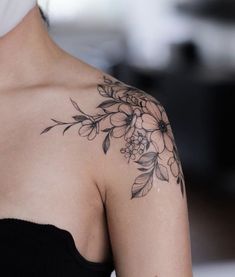 Floral shoulder tattoo Front Shoulder Tattoo, Hips Tattoo, Shoulder Tattoo Ideas, Women's Shoulder Tattoo, Front Shoulder Tattoos, Tattoo Shoulder