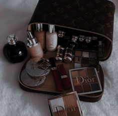 Old Money Makeup, Beautiful Lipstick, Aesthetic Women, Luxury Makeup, Brown Aesthetic, Blackpink Fashion, Character Aesthetic, Luxury Life