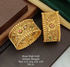 Baloya Design Gold, Rajwadi Gold Kangan, Rajasthani Kada, Antique Necklace Gold, Unique Gold Jewelry Designs, Gold Bridal Necklace, Gold Jewelry Outfits, Gold Bangles For Women, Gold Mangalsutra Designs