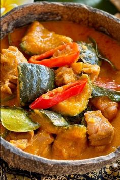 Get the most delicious Thai kabocha squash curry with this simple recipe! Made with a spicy red curry sauce, creamy coconut milk, and tender squash, this dish is quick to prepare and full of rich flavors. Perfect for dinner, it’s easy to customize with your favorite vegetables and protein for a complete meal.