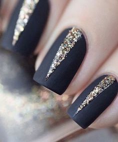 Nails With Glitter, New Years Eve Nails, Glittery Nails, Gold Glitter Nails, Stylish Nails Designs, Gold Nail, Black Nail Designs, Super Nails, Ideas Nails