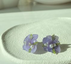 This pair of dainty earrings are hand made with gorgeous real hydrangea flowers and high quality plant based resin.  Earring hooks are made of gold plated sterling silver. This is the perfect pair of real flower earrings to reconnect you to mother nature! Hydrangea Earrings, Dried Flower Earrings, Natural Earrings, Purple Hydrangea, Flower Resin Jewelry, Resin Earring, Hydrangea Purple, Hydrangea Flowers, Real Flower Jewelry