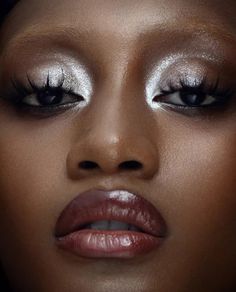 These '70s Inspired Makeup Looks Are Perfect For Party Season 70s Inspired Makeup, Look Disco, Disco Makeup, 70s Makeup, Silver Makeup, Drag Make-up, Kajal Eyeliner, Glam Hair