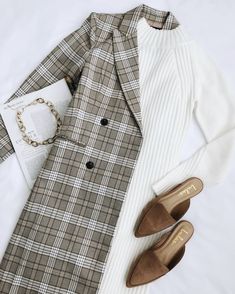 Workplace Outfits, Classic Fits, Beige Fashion, Fall Fashion Coats, Insta Bio, Paris Aesthetic, Flat Lays, Elegante Casual, Clothing Photography