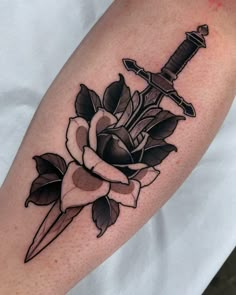 ＮＥＷ ＢＬＡＣＫ S T U D I O | Rosa com espada pelo residente @carlosalbuquerqueink Agenda aberta, orçamentos através do link em sua bio. #neotraditional… | Instagram Dagger Traditional Tattoo, Rose And Dagger Tattoo, Dagger Tattoos, Printed Tattoo, W Tattoo, Rose And Dagger, Lotr Tattoo, Flowers Tattoos, Flower References