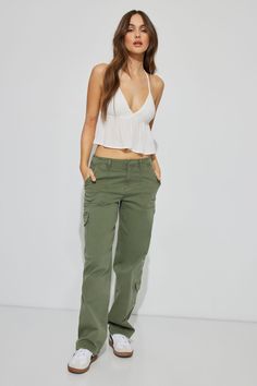 Pair with a tank top for an obvious serve. Features - Zip-fly with press-stud closure - Six-pocket styling - Asymmetric cargo pockets - Hammer loop detail Size & Fit - Fit: Relaxed - Rise: 10.5" - Inseam: 32" - Model is wearing size 5 Materials & Care - Content: 98% cotton, 2% spandex - Care: Machine wash cold, inside out - Imported Straight Cargo Pants Outfit, Tennessee Outfits, Cargo Pants Outfit, Fits Inspo, Green Cargo, Summer Inspo, Easy Trendy Outfits, Carpenter Pants, Cargo Jeans