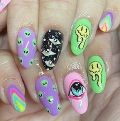 Alien Nails Design Short, Alien Halloween Nails, Fun Gel Nail Designs, Alien Theme Nails, Trippy Smiley Nails, Nail Designs Trippy, Short Trippy Nails, Alien Manicure, Alien Acrylic Nails