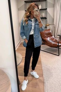 20 Cute & Comfy Airport Outfits Perfect for Summer Travel - Life with Mar Jogger Pants Outfit Business Casual, Sports Work Outfit, Sports Mom Outfits Fall, Black Pants White Sneakers Outfit, Black Pants Casual Outfit, Athleisure 2024, Business Casual With Sneakers, Outfit With Black Pants, Black Pants Outfit Casual