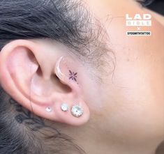 Tattoo Ears, Tragus Tattoo, Tattoos Ear, Ears Tattoo, Tattoo Ear, Face Tattoos For Women, Behind Ear Tattoos, Tattoo Tips, Tattoo Man