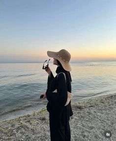 Picture In Beach Photo Ideas, Summer Outfits On Vacation, Summer Beach Fits, Hijab Beach Outfit, Hijabi Beach Outfit