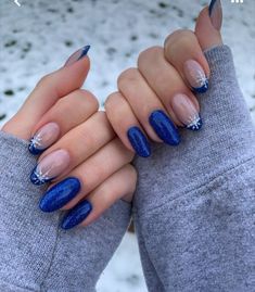 Nail Inspiration January, Simple Short Nail Designs Christmas, Nails For Christmas Blue, Christmas Nails New Years, Winter Nails Christmas Simple, Winter Nails Not Christmas, Winter Nail Gel Ideas, Winter Blue French Tip Nails, Non Christmas Winter Nails