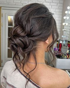 If you’re just starting out with planning your wedding hairstyle, it can be overwhelming trying to pick a style. You’ll find stunning hairstyle inspiration here, from elegant updos and romantic waves to flowing bohemian locks and lavish glamour. Any of these hairstyles will make your bridal look unforgettable. Trend Hairstyle, Bridal Hair Inspiration, Ball Hairstyles, Quince Hairstyles, Braut Make-up