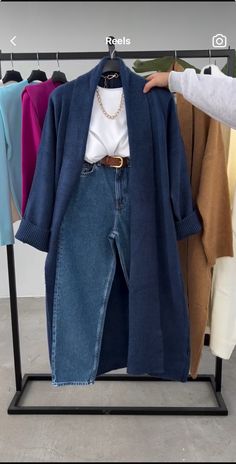 Autumn Clothes 2024, European Countryside Outfit, Practical Fall Outfits, Day Out Shopping Outfit, School Worker Outfits, Travel Fall Outfit, Blue Sweater Work Outfit, Trend Fall Winter 2024 Outfits, Catering Outfit Women