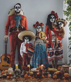 Catrina, muerte, México, familia, 2 de noviembre, halloween Matching Family Halloween Costumes, Sibling Halloween Costumes, Mexican Halloween, Den Mrtvých, Matching Costumes, Halloween Photoshoot, Fantasias Halloween, Family Costumes, Theme Halloween