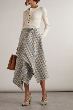 Bottega Veneta’s skirt is made from cotton-blend tweed that's neatly woven to create an intricately checked pattern. It has floaty panels that meet at the center to create a wrap-effect design and falls to an asymmetric hem. Wear it with a tucked-in sweater or collared shirt. Long Jacquard Skirt, Skirt Winter 2023, Taffeta Skirt Boots, 2023 Winter Skirts, Fall Winter 2022 2023 Trends Skirts, 2023 Skirt Trends, Tweed Skirt Outfit, Asymetric Skirt, Tweed Midi Skirt