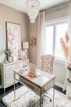 An elegant and cozy home office with soft colors and luxurious furnishings. Kate Spade Office, Future Office, Townhouse Designs, Office Inspo