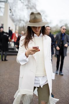 white and military green The Sartorialist, Mode Boho, White Coat, 가을 패션, Fashion Weeks, Street Chic, Inspiration Mode